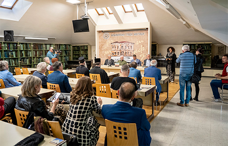 pesnik koji čuva čistotu doživljaja da bi mogao da je pretoči u poeziju laguna knjige