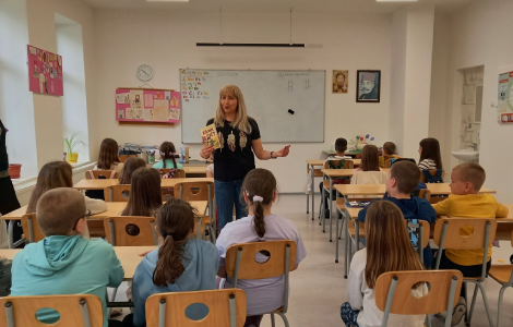 lela stojanović sa mladim čitaocima u niškoj banji laguna knjige